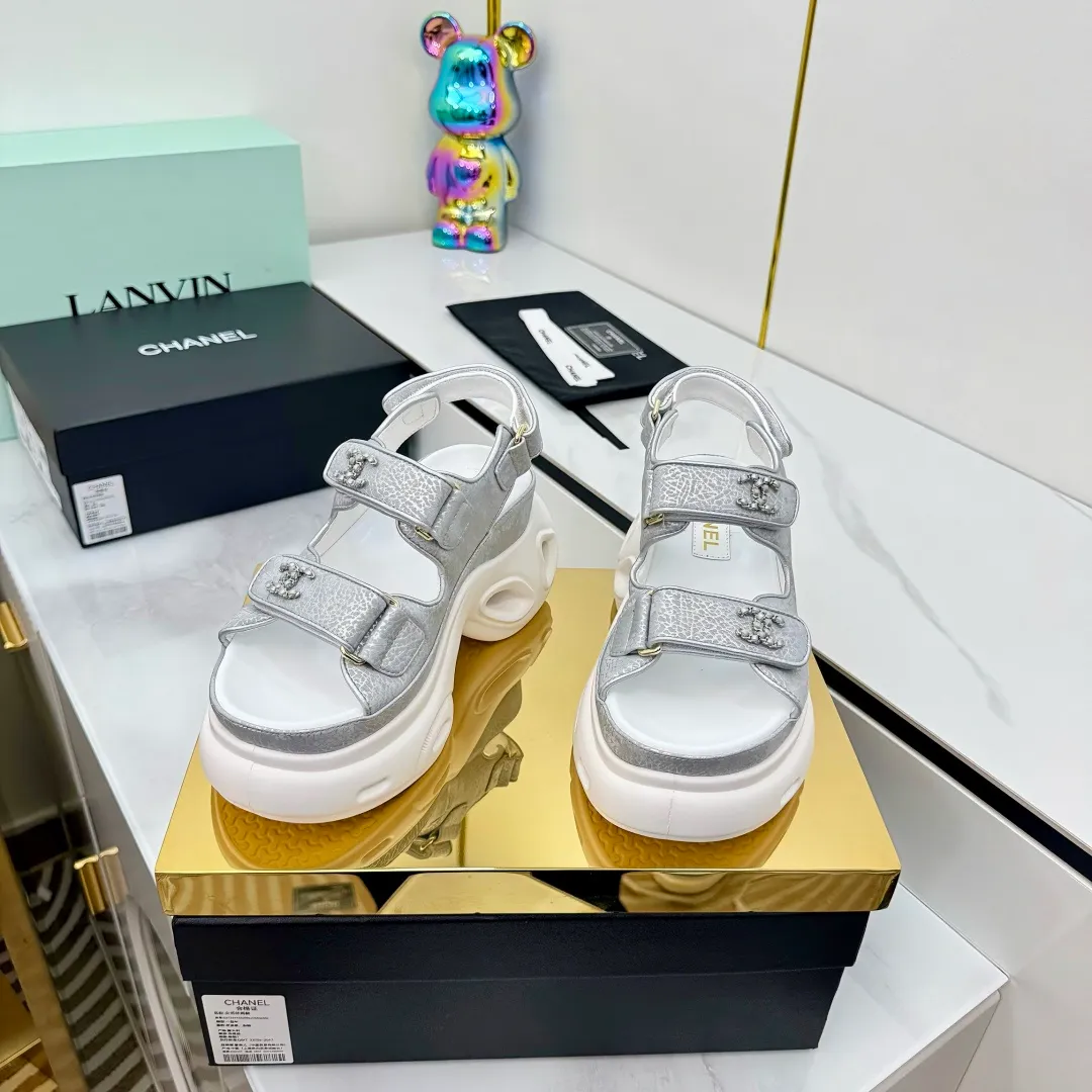 👟👟Ex-factory price 680👟👟 Top version... Chanel｜Chanel Xiaoxiang Velcro Beach Slippers Slippers Casual Beach Shoes 25ss Spring and Summer New Style! Beach shoes are a hit all over the internet! The latest model from the counter, I am still willing to buy it on my feet. It must be ranked among the most popular models. It is invincible in all seasons. Various bloggers and Internet celebrities can see the matching styles. Highly recommended. Pearlescent sheepskin upper, sheepskin lining, suede for feet. Original open-molded TPU outsole size: 35-40 (customized for 40 and 41). Full set of original packaging 👉 👉 👉 👉 👉